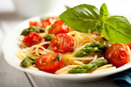 Pasta con asparagi, pomodorini e pancetta