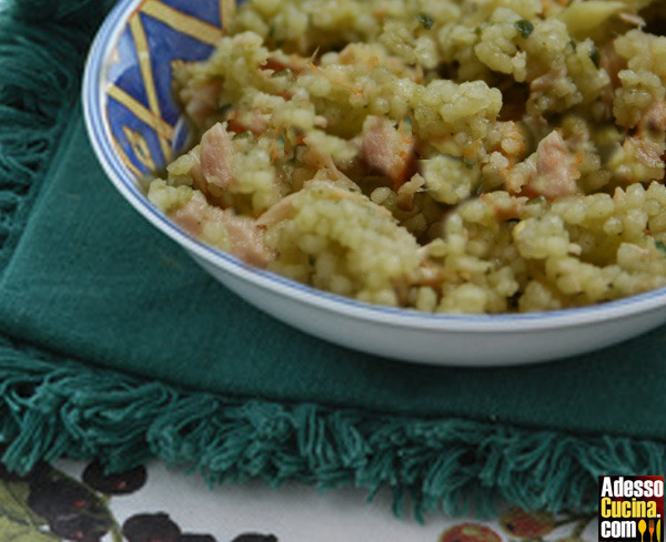 Cous cous tonno, cipolle e pesto - Ricetta