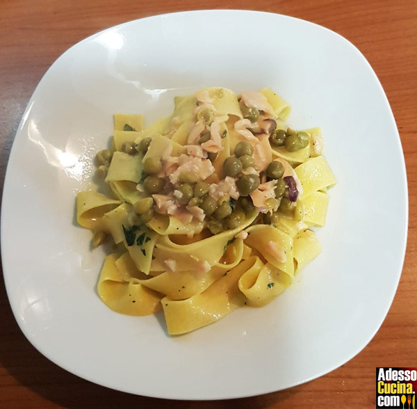 Fetuccine al salmone e piselli - Ricetta