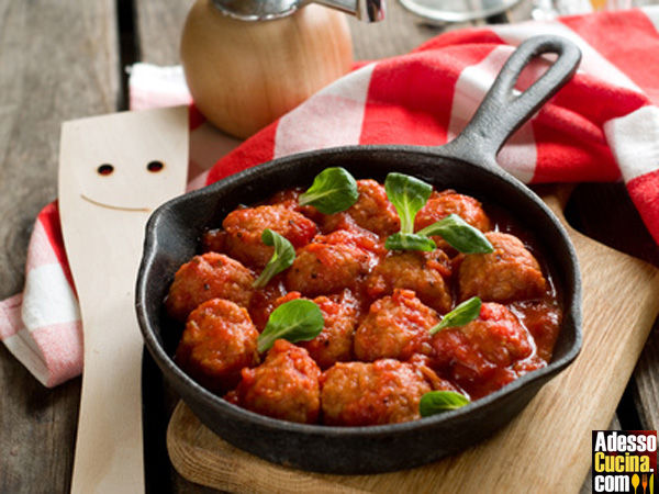 Polpette al pesto con sugo di pomodoro