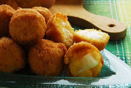 Crocchette di polenta con salsa al taleggio