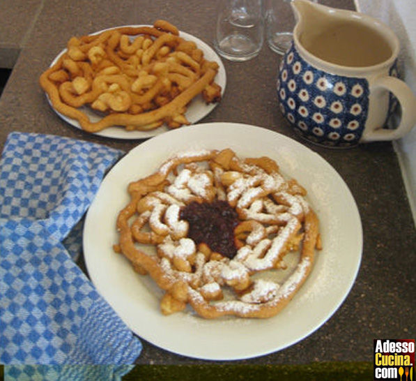 Strauben, dolci di farina a forma di chiocciola - Ricetta