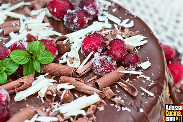 Cheesecake al cioccolato e frutta fresca