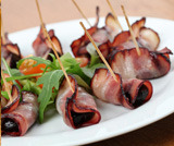 Involtini di prugne e bacon