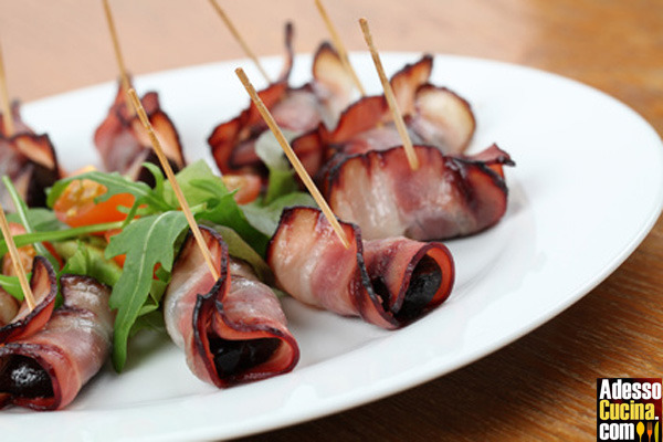 Involtini di prugne e bacon - Ricetta