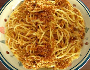 Spaghetti con mollica di pane e alici - Ricetta