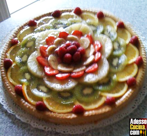 Crostata con crema pasticcera e frutta fresca