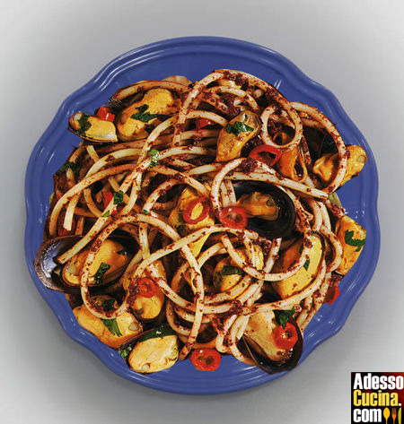 Spaghetti cozze, paté di olive  e peperoncini