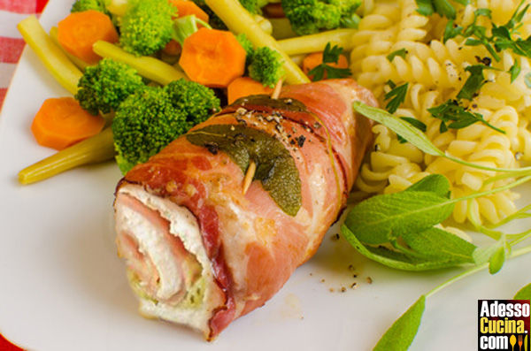 Involtini di pollo con prosciutto bacon e formaggio