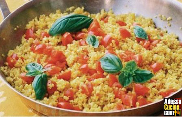 Insalata di bulgur allo zafferano con pomodorini di pachino e basilico fresco