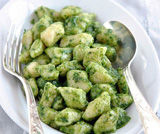 Gnocchi di mais giallo senza glutine e latticini con pesto di valeriana e crema di arachidi