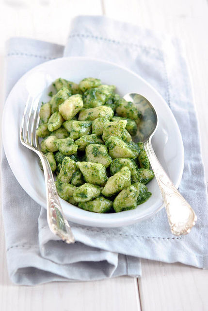 Gnocchi di mais giallo senza glutine e latticini con pesto di valeriana e crema di arachidi - Ricetta