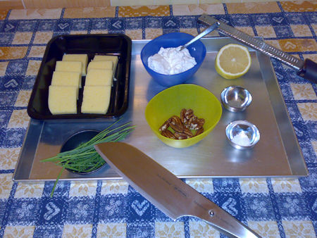 Crostini di polenta con crema di ricotta e noci