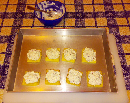 Crostini di polenta con crema di ricotta e noci