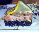Tartare di salmone e pistacchi su riso Venere  con insalatina alle mandorle e parmigiano