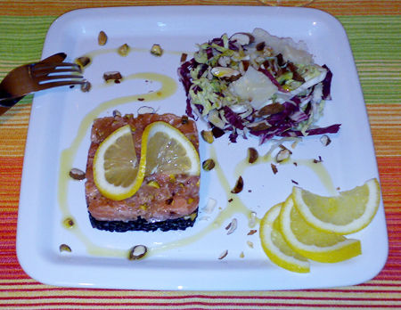 Tartare di salmone e pistacchi su riso Venere  con insalatina alle mandorle e parmigiano