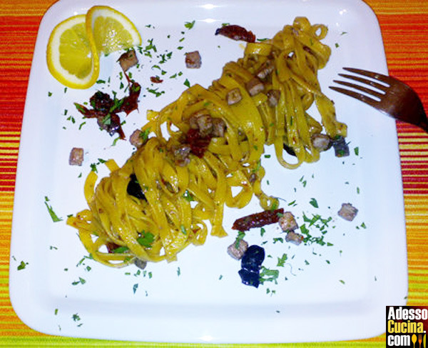 Fettuccine con pescespada, olive nere di Gaeta, capperi di Pantelleria, pomodori secchi siciliani sott