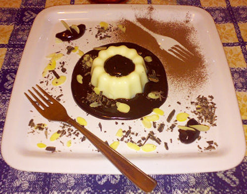 Panna cotta alla mandorla con fonduta di cioccolato