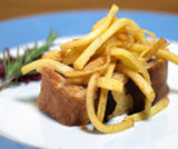 Filetto di maiale in crosta con trevigiana e senape e stik di patate