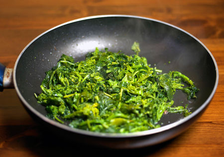 Spaghetti alle cime di rapa con filetti di gallinella