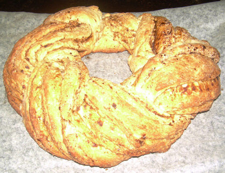 Ciambella di brioche intrecciata