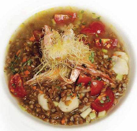 Zuppa di farro con gamberetti in crosta croccante