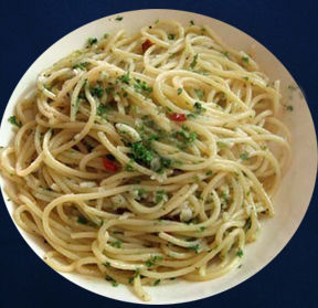 Spaghetti aglio, olio, peperoncino e noci