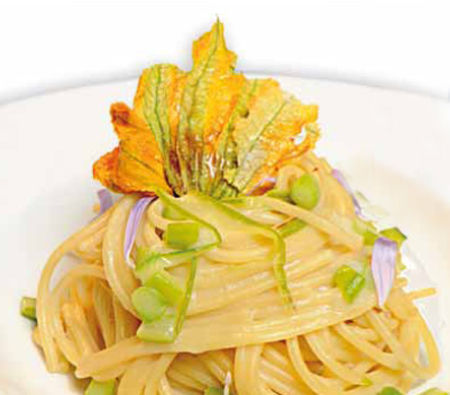 Spaghetti asparagi e fiori di zucca - Ricetta