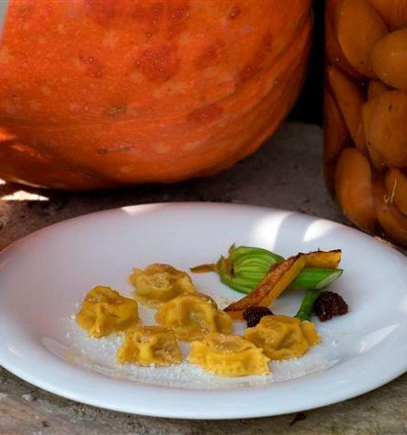 Tortelli di zucca con mostarda senapata di mele cotogne