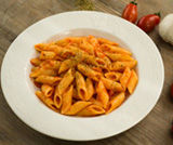 Mezze penne rosse con aglio e acciu...