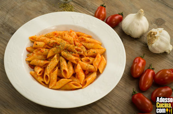 Mezze penne rosse con aglio e acciughe - Ricetta