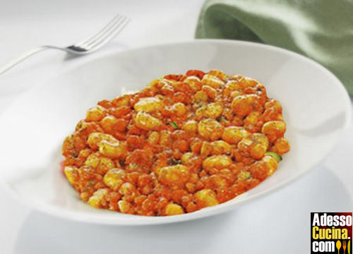 Gnocchi con sugo di fagioli e gamberetti