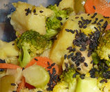 Insalata di patate e broccolo al sesamo nero