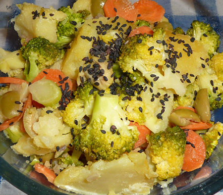 Insalata di patate e broccolo al sesamo nero