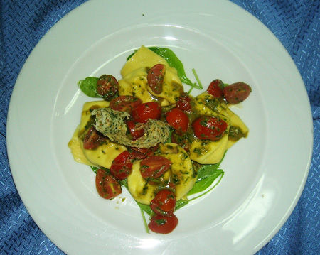 Ravioli di mozzarella di bufala con pomodorini ciliegino e basilico