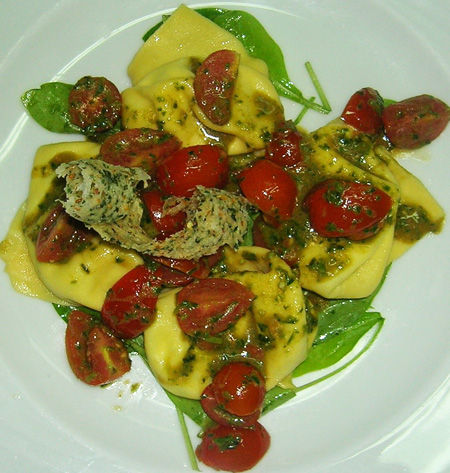 Ravioli di mozzarella di bufala con pomodorini ciliegino e basilico