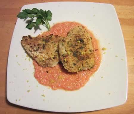 Filetto di nasello in crosta su vellutata di pomodoro e pinoli