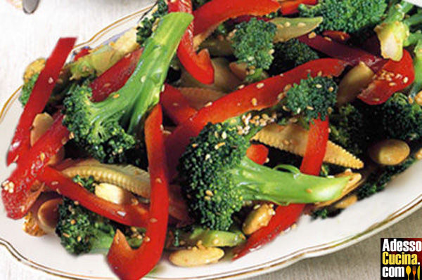 Insalata di broccoli e pannocchiette con mandorle e semi di sesamo