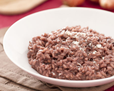 Risotto di riso rosso e orzo con pesto leggero