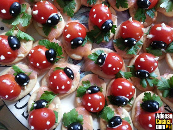 Coccinelle di salmone, pomodoro e olive