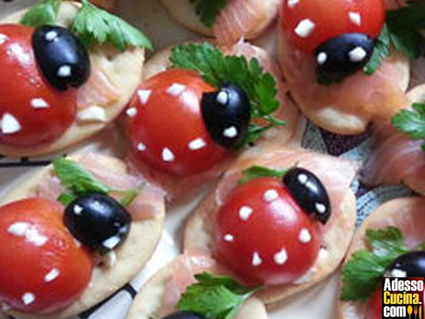 Coccinelle di salmone, pomodoro e olive