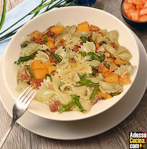 Farfalle fredde con prosciutto e melone