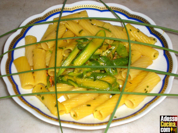 Rigatoni con zucchine e fiori in giallo - Ricetta