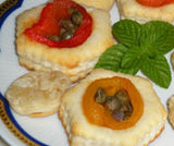 Vol-au-vent con peperoni e capperi