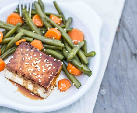 Tofu glassato al malto con semi di sesamo