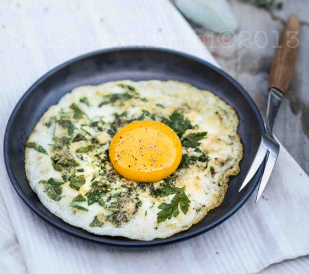 Frittata di albumi con spinaci ed erbe aromatiche - Ricetta