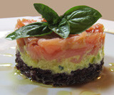 Torretta di riso venere con tartare di salmone