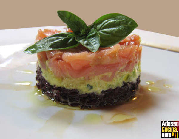 Torretta di riso venere con tartare di salmone