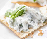 Cracker con ricotta aromatizzata alla erbe