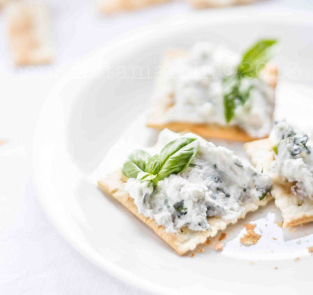 Cracker con ricotta aromatizzata alla erbe